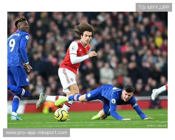 布莱顿中场组织稳定，对节奏掌控更强